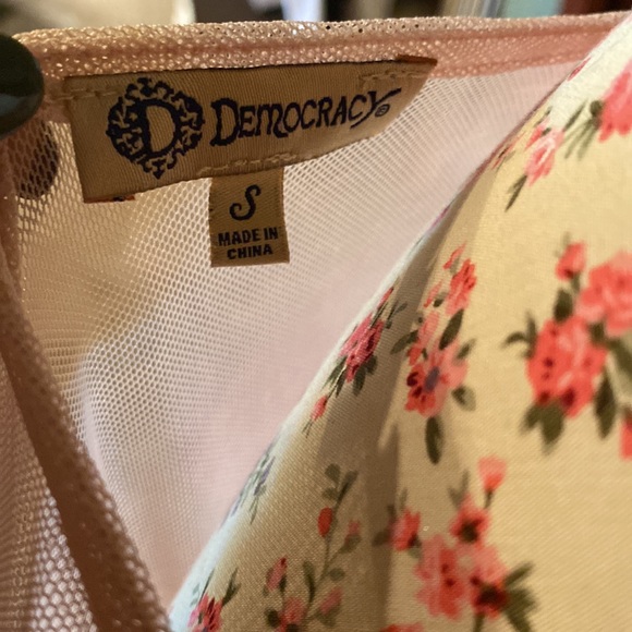Democracy Embroidered Floral Blouse - Picture 4 of 7